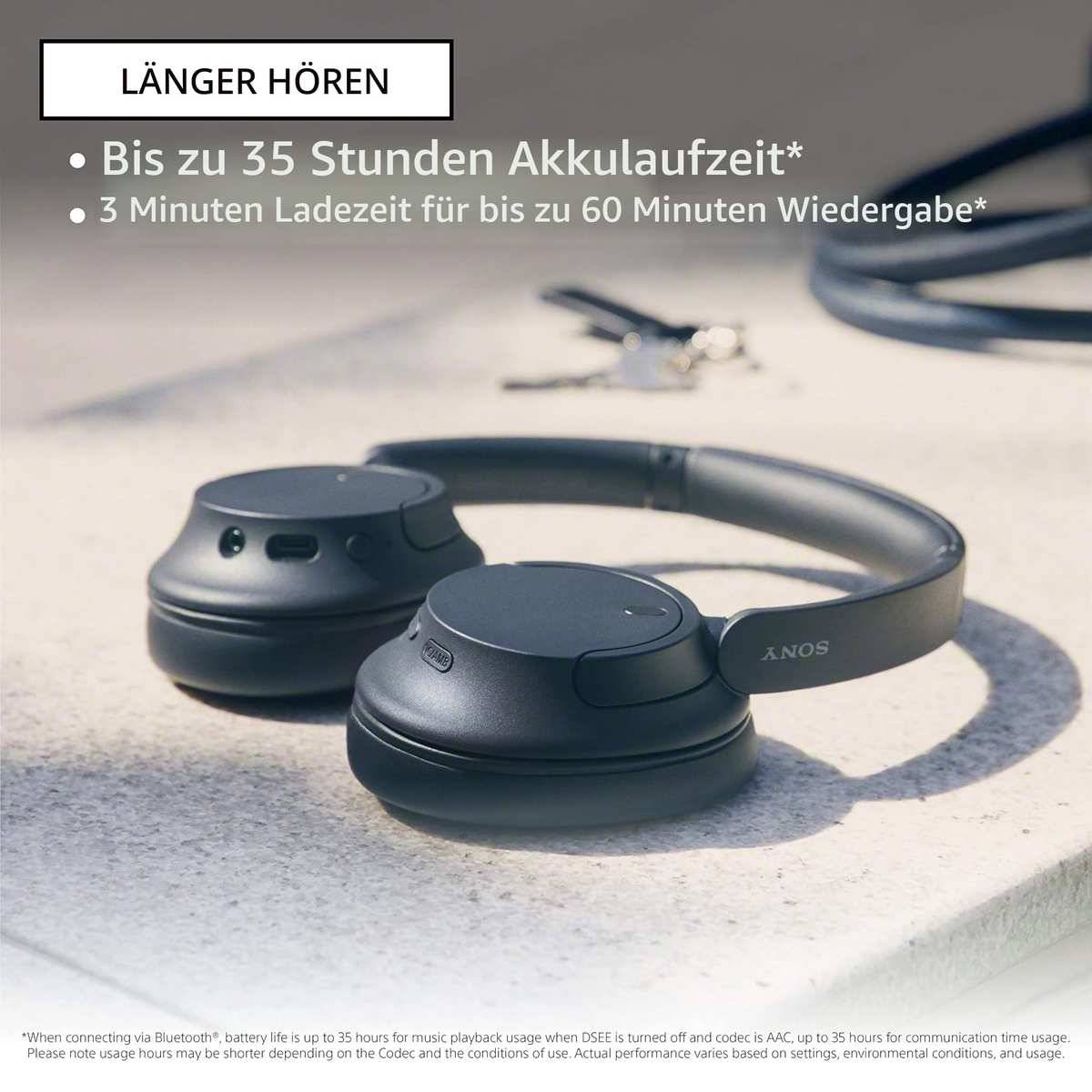 Sony Over-Ear-Kopfhörer auf einem Tisch, beschriftet mit „LÄNGER HÖREN