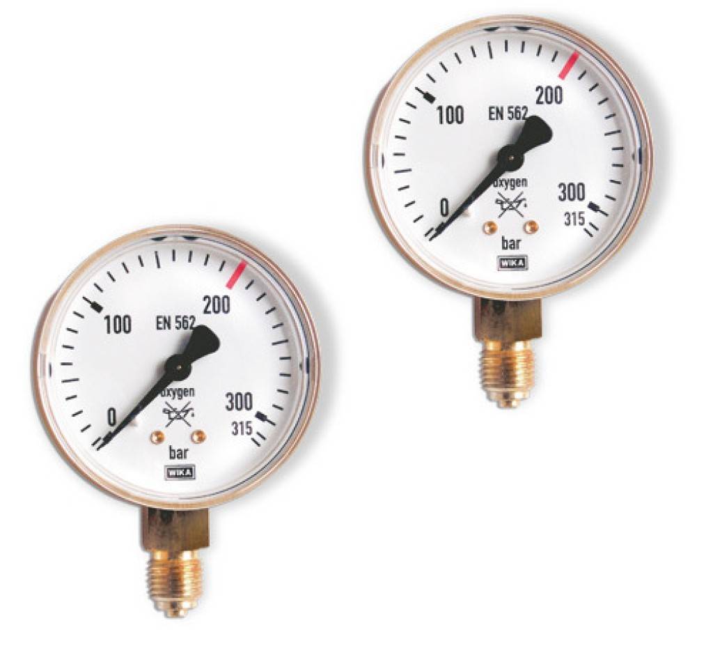 Zwei analoge Druckmessgeräte mit den Beschriftungen Sauerstoff und bar, die Anzeigen nahe 0 und 200 zeigen, mit Messingverschraubungen auf weißem Hintergrund.