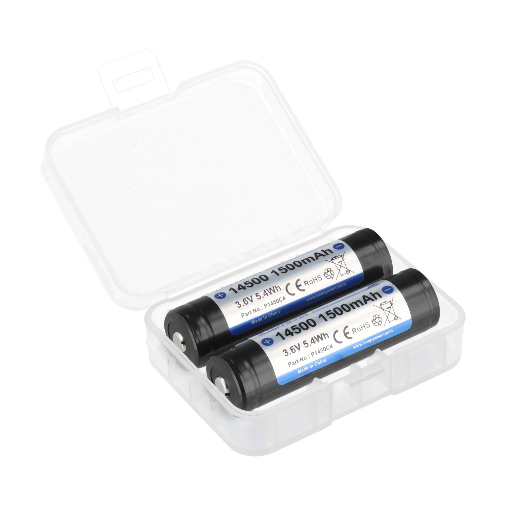 Zwei 14500 1500mAh wiederaufladbare Batterien in einem durchsichtigen Kunststoff-Aufbewahrungskoffer mit aufgeklapptem Deckel.