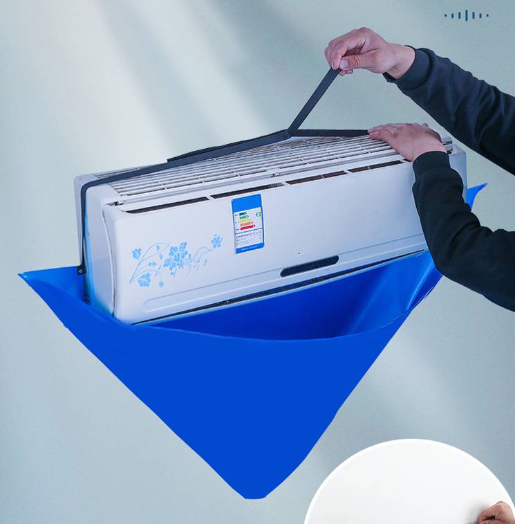 Hände, die die Klappe einer wandmontierten Klimaanlage anheben, die sich in einer Öffnung oder Abdeckung in einer blauen Wand befindet.