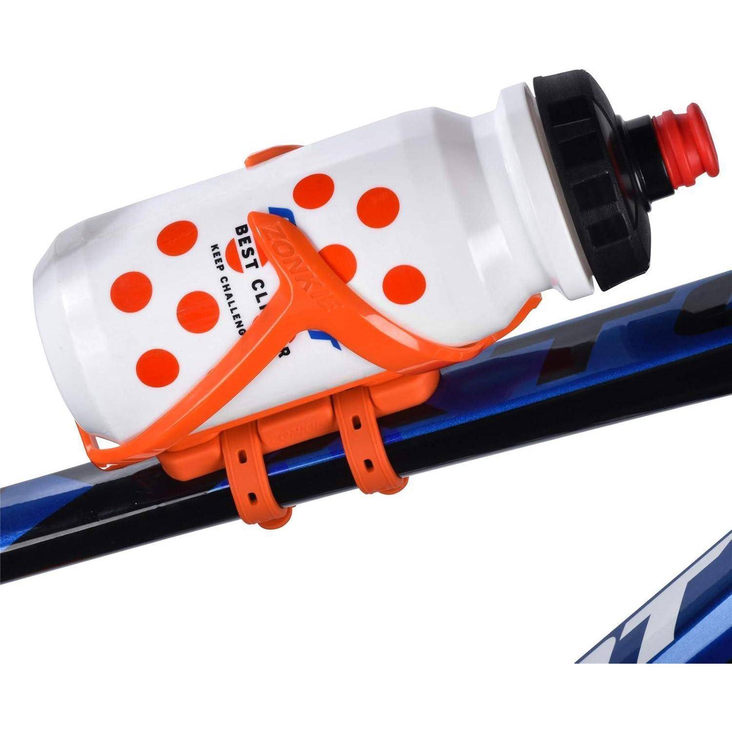 Weiße Wasserflasche mit Punktmuster, befestigt in einem orangenen Flaschenhalter an einem Fahrradrahmen
