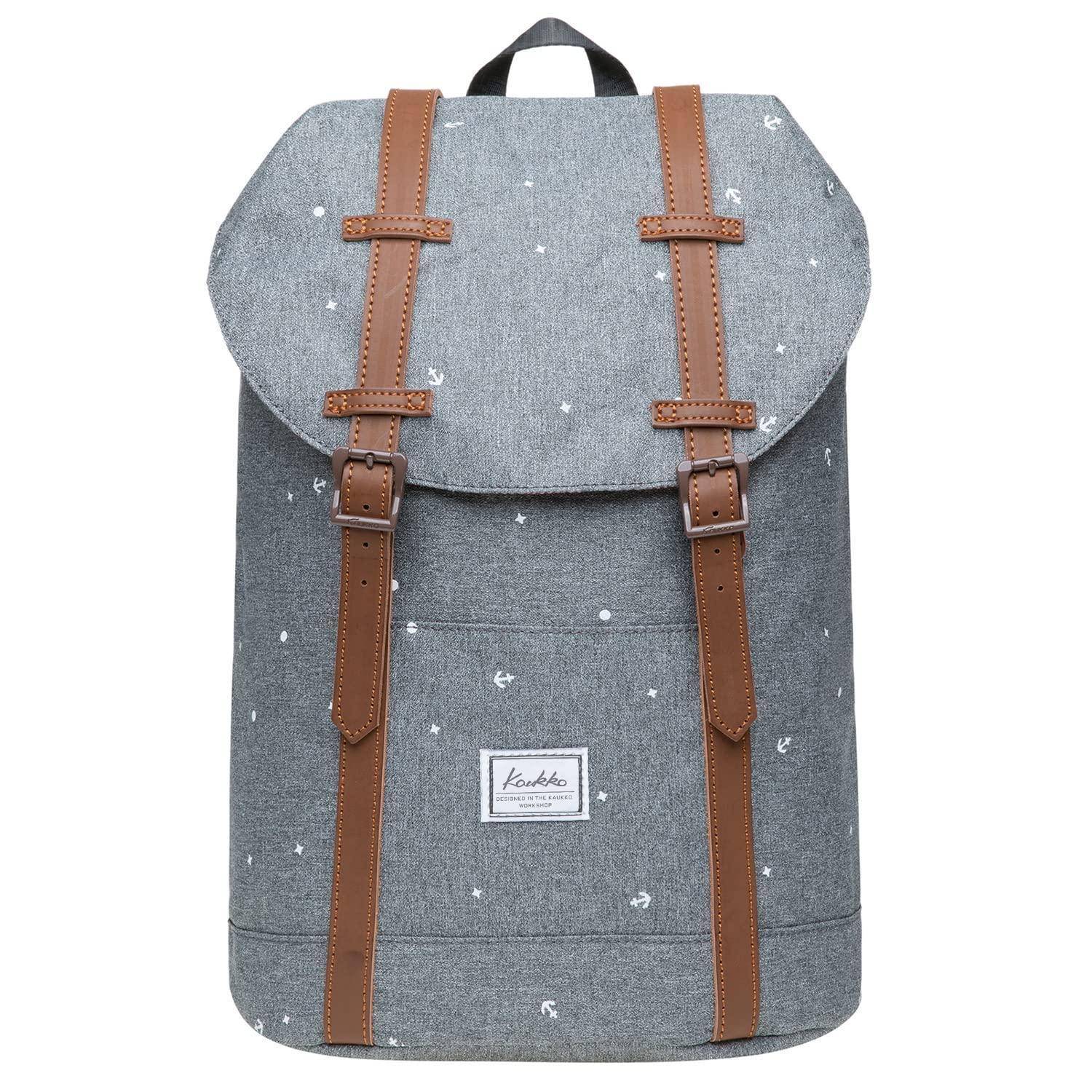 Grauer Rucksack mit braunen Ledergurten, Klappendeckel und kleinem weißem Sternenmuster, gezeigt vor einfachem Hintergrund.