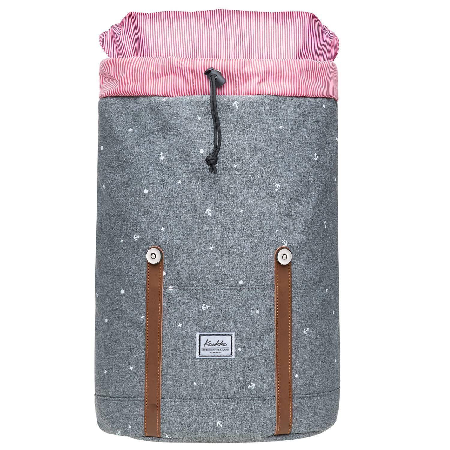 Grauer Rucksack mit rosa gestreiftem Rollverschluss, schwarzer Kordelzugverschluss und braunen Frontriemen auf weißem Hintergrund.