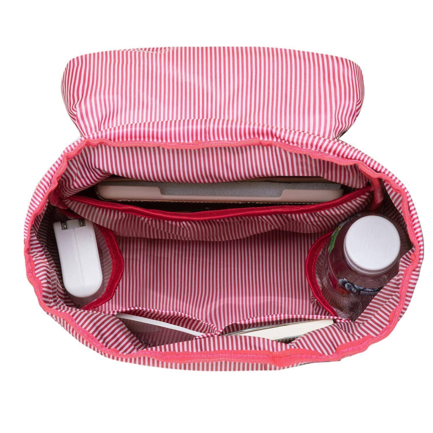 Offene rosa-weiß gestreifte Tasche von oben betrachtet, die ein Tablet, einen USB-Stick, eine Flasche und ein Notizbuch im Inneren zeigt.