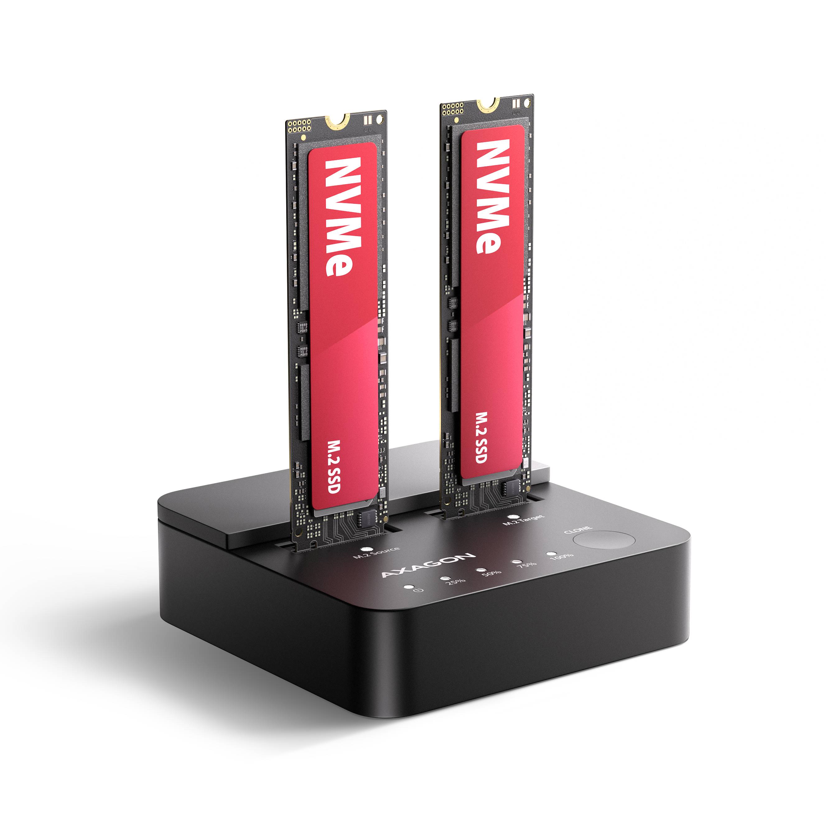 Schwarze NVMe-SSD-Gehäuse-Dockingstation, die zwei M.2-SSDs aufrecht auf weißem Hintergrund hält.
