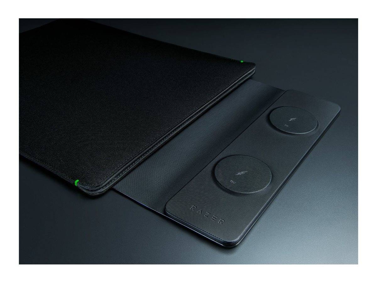 Schwarze Razer-Laptop-Tasche mit integriertem Mousepad-Bereich und zwei kreisförmigen kabellosen Ladespots, gezeigt auf einer dunklen Oberfläche.