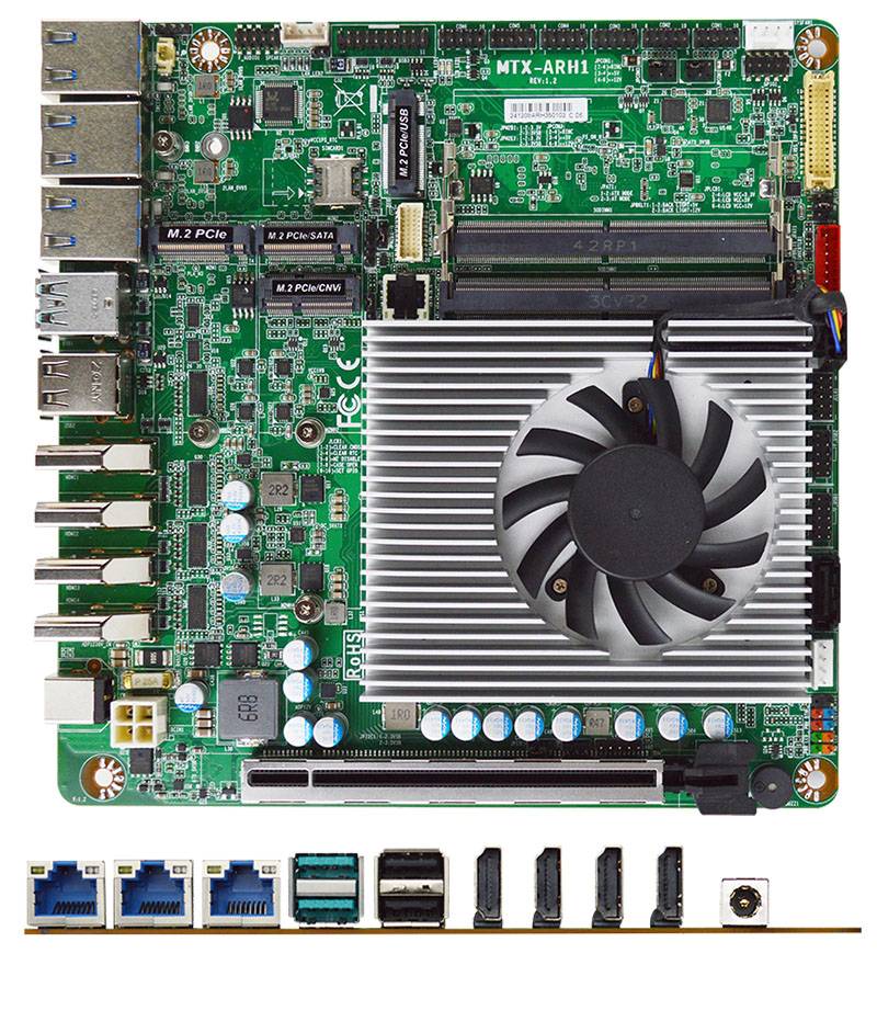 Eingebettete Mini-ITX-Hauptplatine mit Kühlventilator, RAM-Steckplätzen, M.2- und PCIe-Beschriftungen sowie eine Reihe von hinteren E/A-Anschlüssen, die unten gezeigt werden.