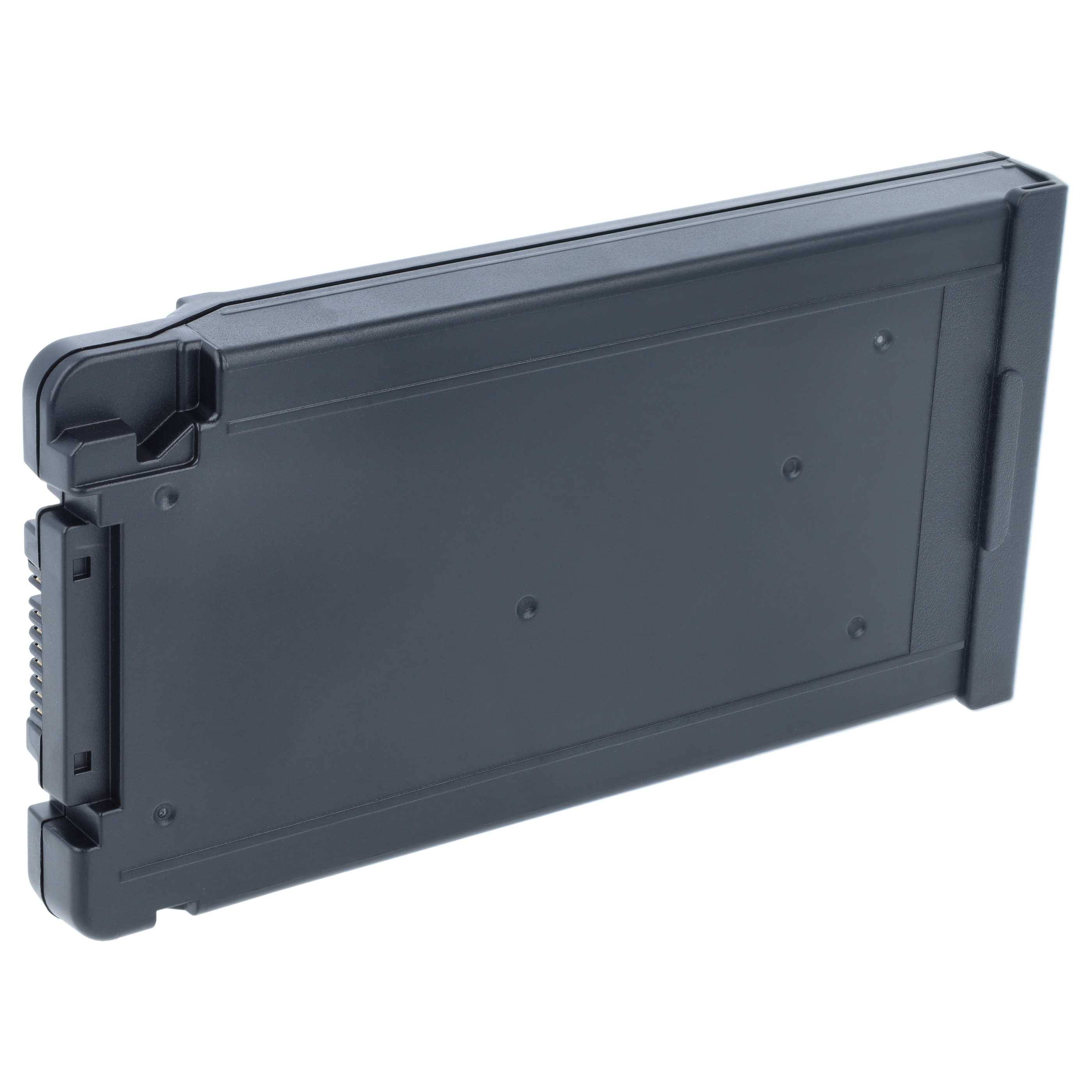 Schwarze rechteckige Batteriebox oder Patrone mit Seitenverbinder, isoliert auf weißem Hintergrund dargestellt.
