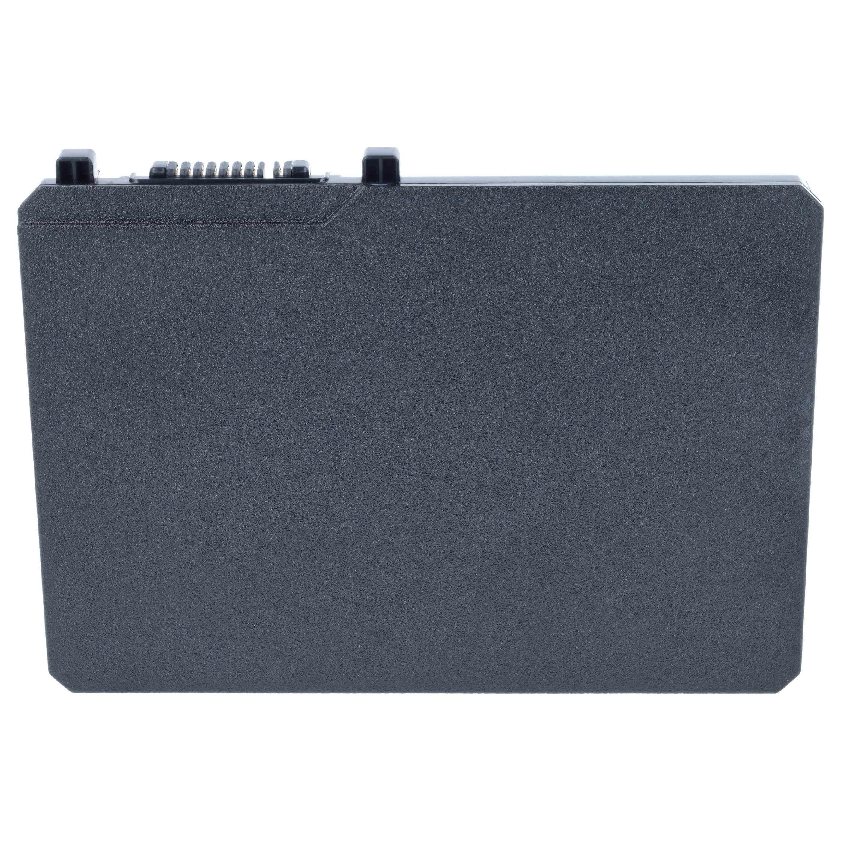 Schwarze rechteckige elektronische Komponente oder Batteripack mit Anschlüssen oben, isoliert auf weißem Hintergrund dargestellt.