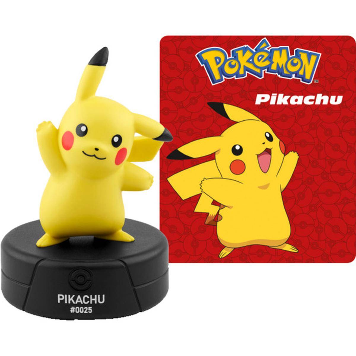 Pikachu-Figur auf schwarzer runder Basis neben einer roten Pokémon-Karte mit Pikachu und dem Pokémon-Logo.