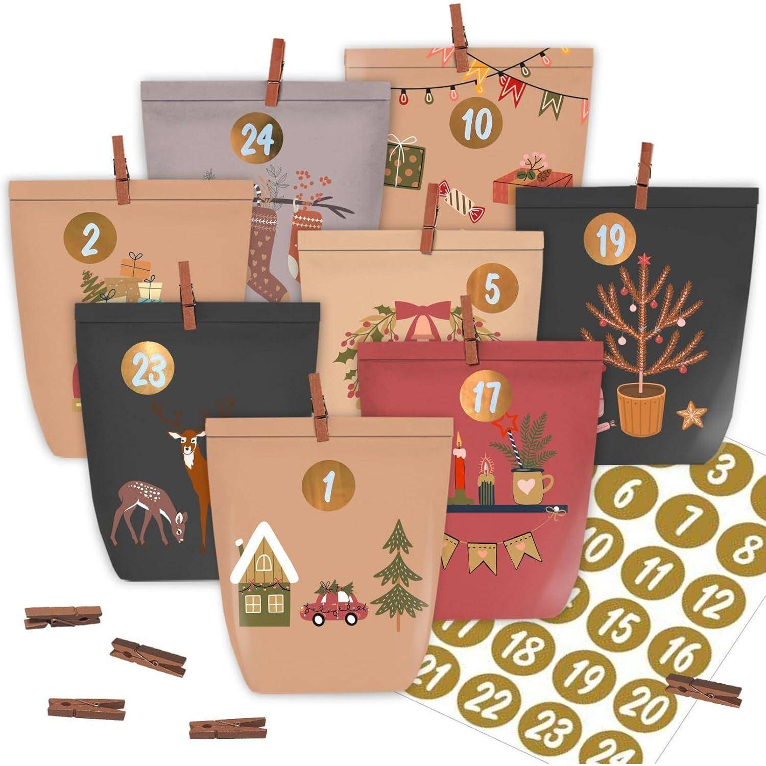 Weihnachts-Adventskalender-Geschenktüten mit nummerierten Aufklebern, Wäscheklammern und festlichen Weihnachtsdesigns für die Tage 1–24.