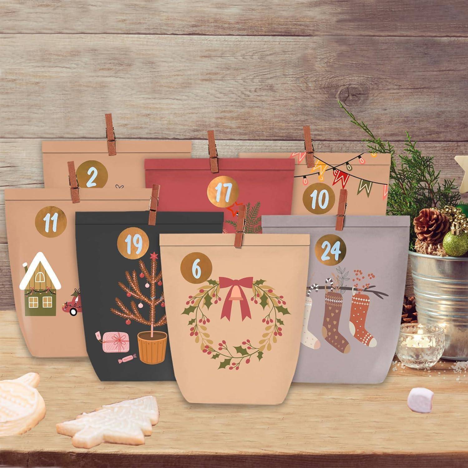 Eine Reihe von nummerierten Weihnachts-Adventskalendern-Umschlägen mit festlichen Weihnachtsdesigns, die an einer Schnur auf einem Holztisch angeclippt sind.
