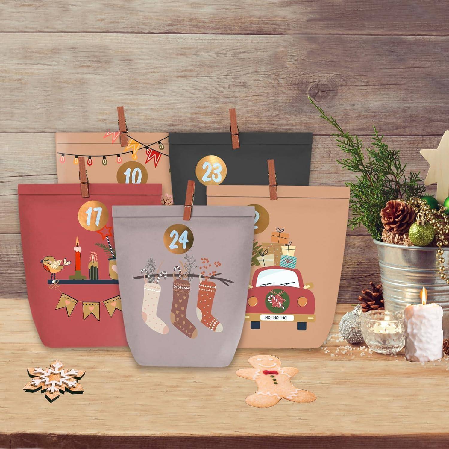 Papierboxen für Weihnachtsadventkalender mit den Nummern 10, 17, 23 und 24, verziert mit Weihnachtsabbildungen und an einem hölzernen Hintergrund befestigt.