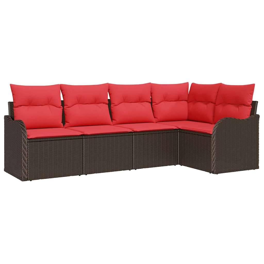 Braunes Korbgeflecht-Loungesofa in L-Form mit leuchtend roten Kissen auf weißem Hintergrund.