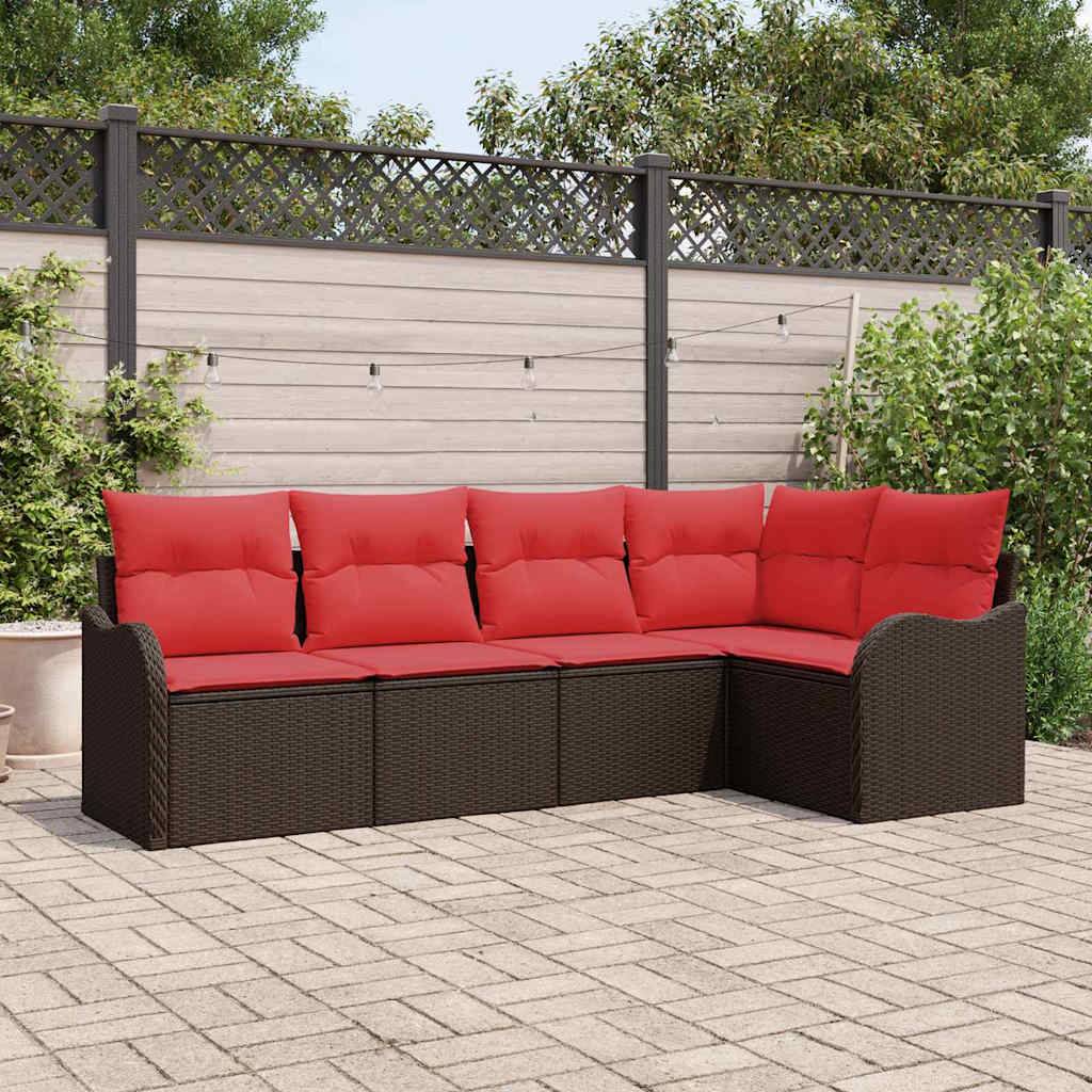Outdoor-Terrassensektionalsofa mit roten Kissen und dunklem gewebtem Rahmen auf einer gepflasterten Deck im Hinterhof.