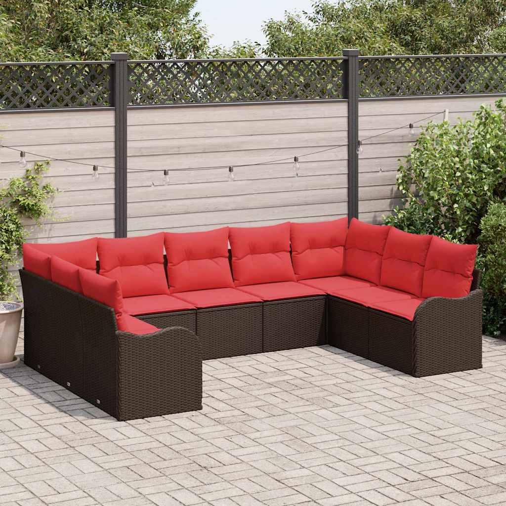 Rotes L-förmiges Outdoor-Sectional-Sofa mit braunen Rattanseiten auf einer gepflasterten Terrasse, vor einem Gartenzaun und Sträuchern.