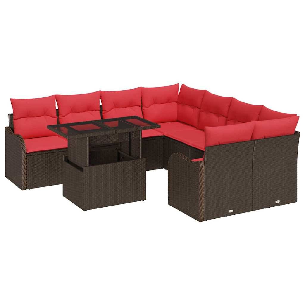 Braunes Flechtwerk-Außensofa in Sektionalausführung mit roten Kissen und passendem Glastisch auf weißem Hintergrund.