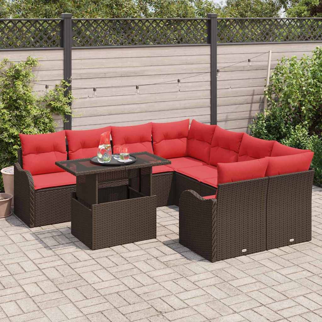 Outdoor-Rattansektionalsofa mit roten Kissen und schwarzem Couchtisch auf einer gepflasterten Terrasse neben einem Zaun und Grünflächen.