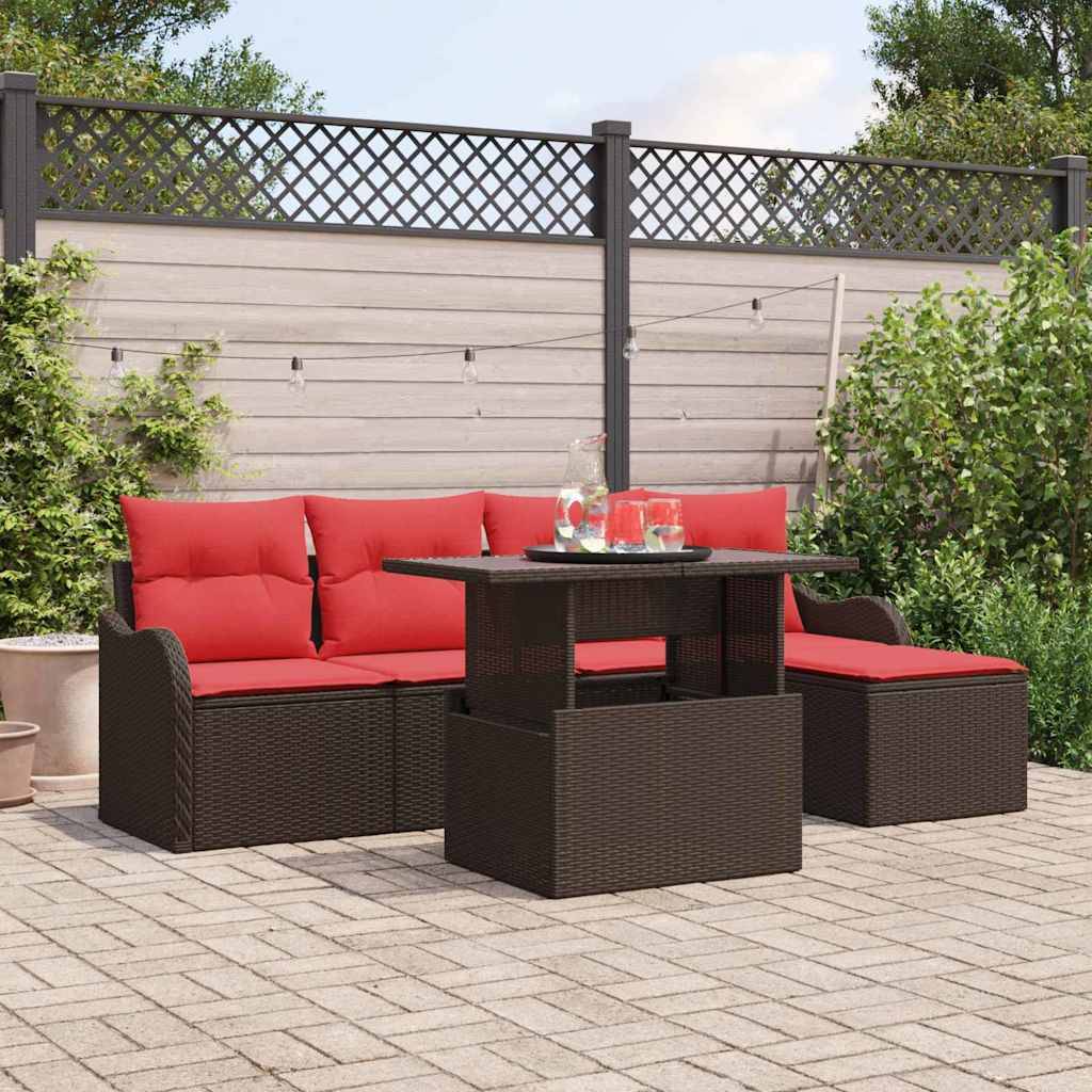 Außenbereich einer Terrasse mit brauner Polyrattan-Eckbank und roten Kissen um einen Couchtisch, angeordnet auf einer gepflasterten Terrasse im Hinterhof mit Sträuchern und Zaun.