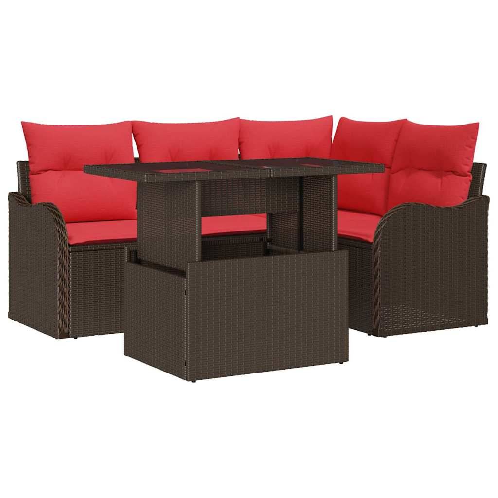 Outdoor-Rattanmöbel-Sitzgruppe mit roten Kissen und passendem Tisch, in einer L-Form auf weißem Hintergrund angeordnet.