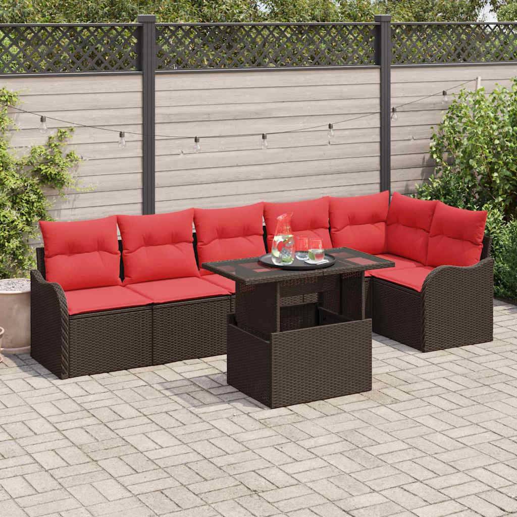 Outdoor-Terrassensofagarnitur mit roten Kissen und eckigem Couchtisch auf einer gepflasterten Terrasse.