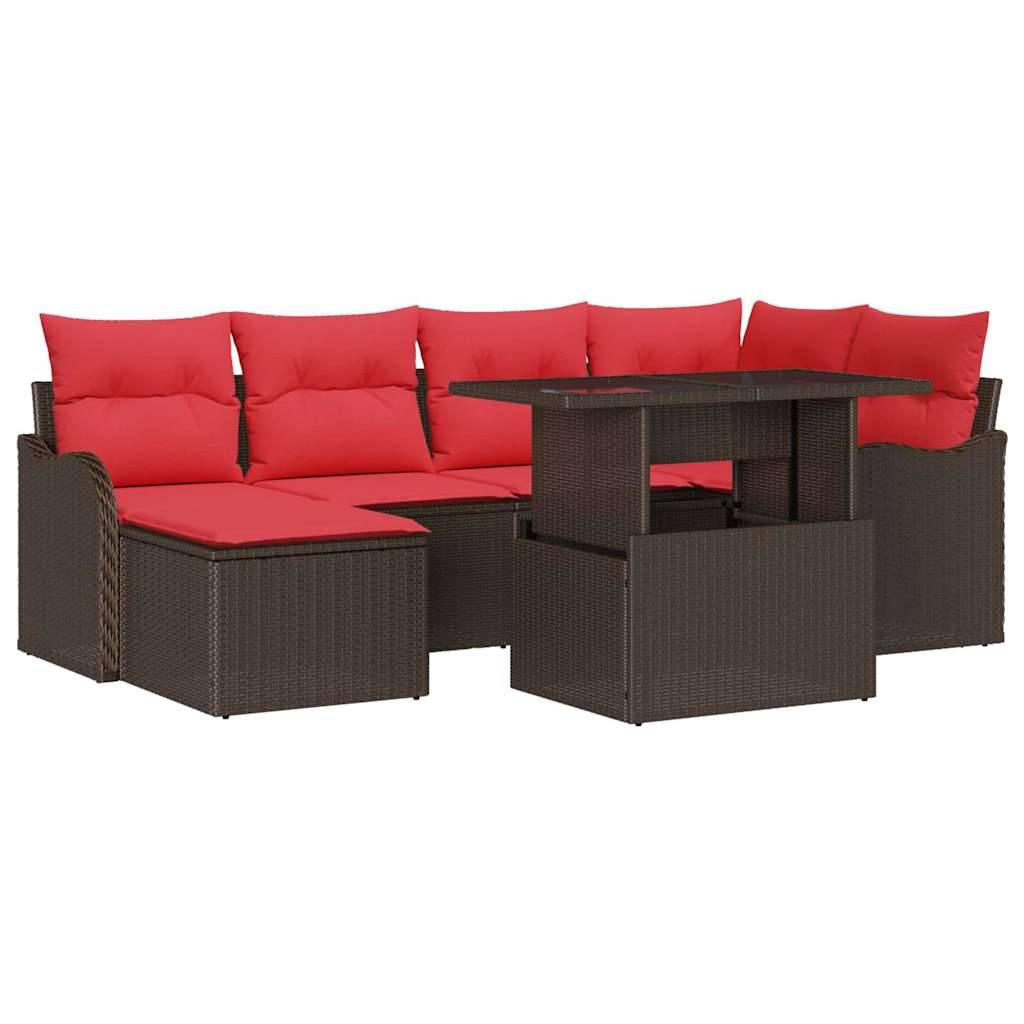 Braunes Rattan-Patio-Ecksofa mit roten Kissen und passendem Tisch, arrangiert als Outdoor-Sitzmöbel-Set auf weißem Hintergrund.