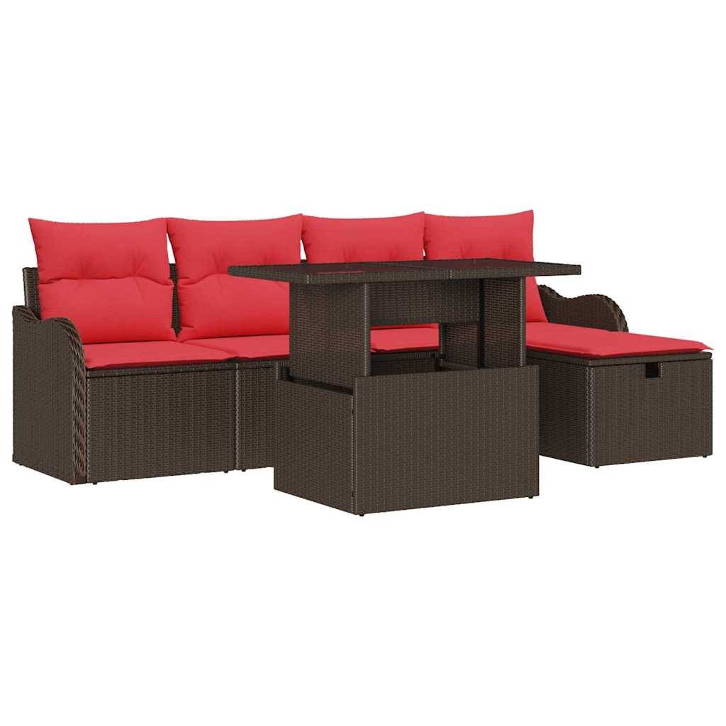 Braunes Korbgeflecht-Außensofa mit roten Kissen, passendem Tisch und Stauraum-Sitzkubus auf weißem Hintergrund.