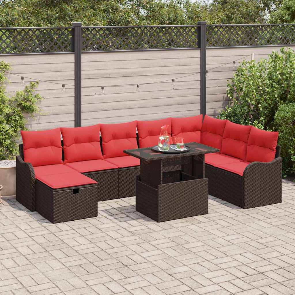 Gartenmöbel-Set für die Terrasse mit roten Sitzkissen, dunklem Rattan-Ecksofa und passendem Couchtisch auf einer gepflasterten Terrasse.