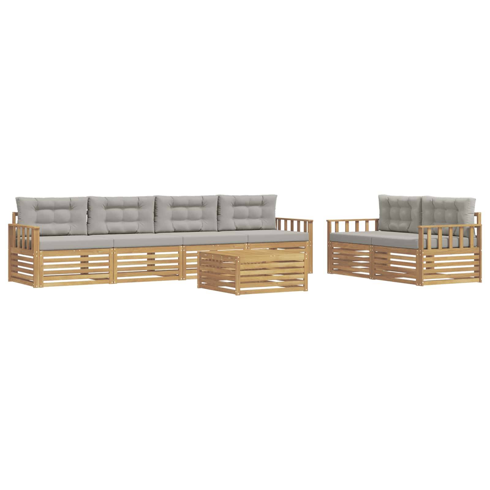 Outdoor-Holzterrassen-Sitzmöbel mit grauen Kissen: ein langes Ecksofa mit passendem Ottomane und einer zweieckigen Bank.