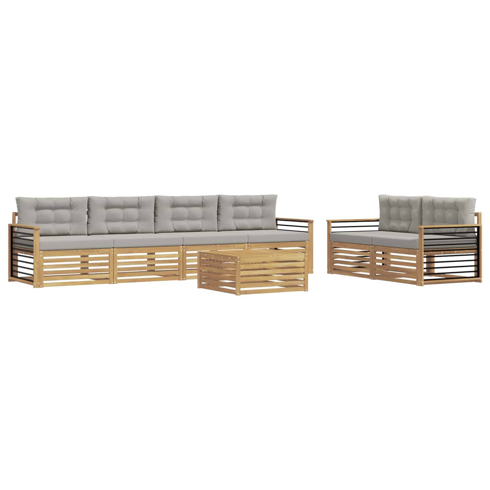 Outdoor-Lounge-Set mit hellem Holzlattenrahmen, grauen Kissen und passendem Couchtisch in zwei Konfigurationen dargestellt.