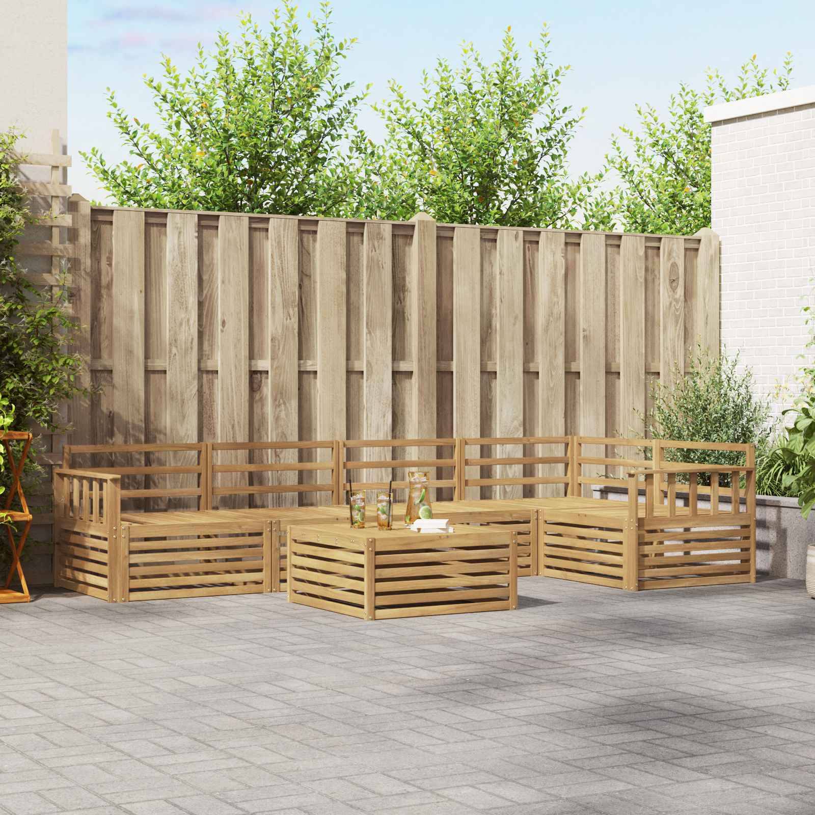 Outdoor-Terrassenmöbel-Set mit hölzernen Ecksofas und passendem Couchtisch auf einer gepflasterten Terrasse neben einem Zaun.