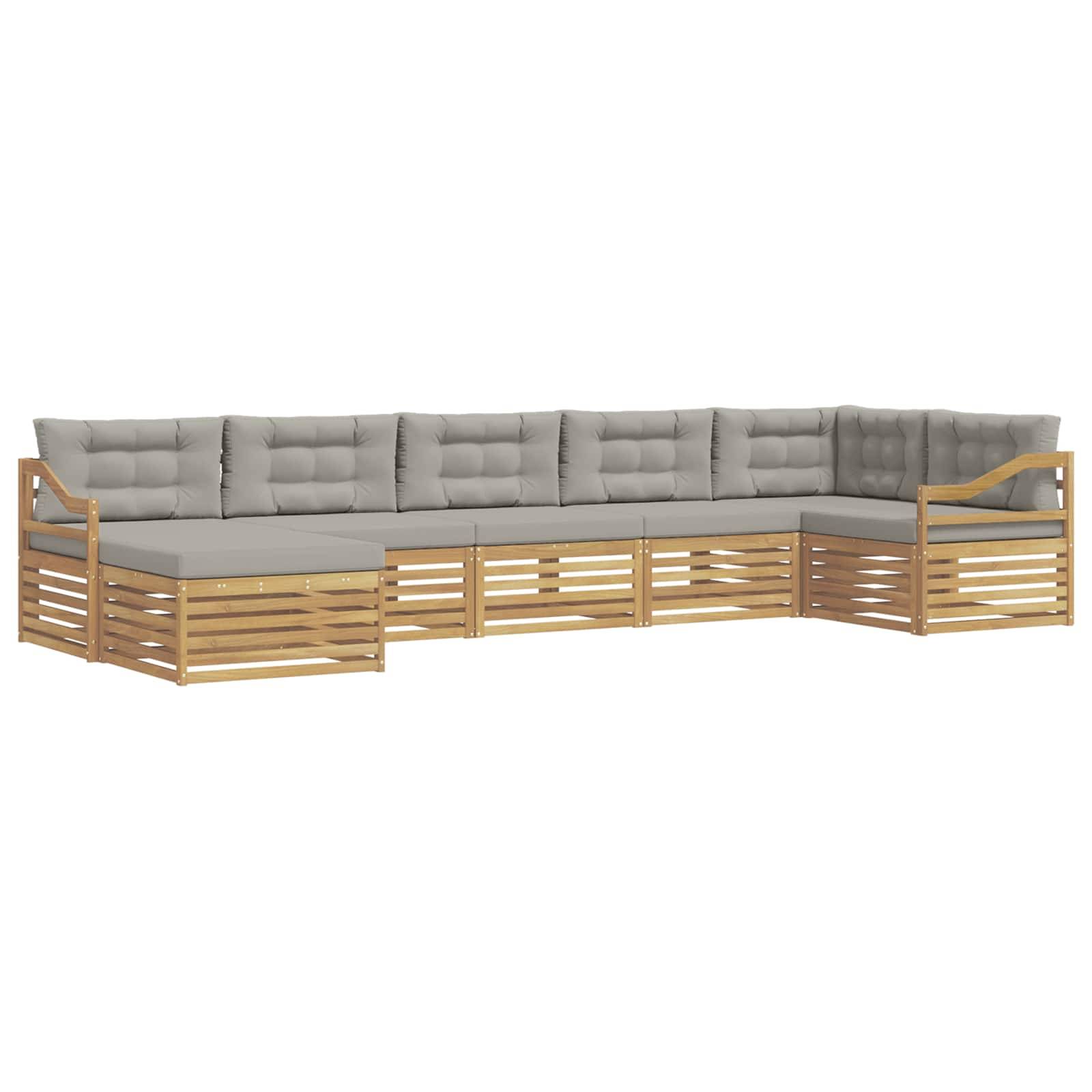 L-förmiges Outdoor-Lounge-Sofa mit hellgrauen Kissen, Holzlattengestell und Armlehnen auf weißem Hintergrund.