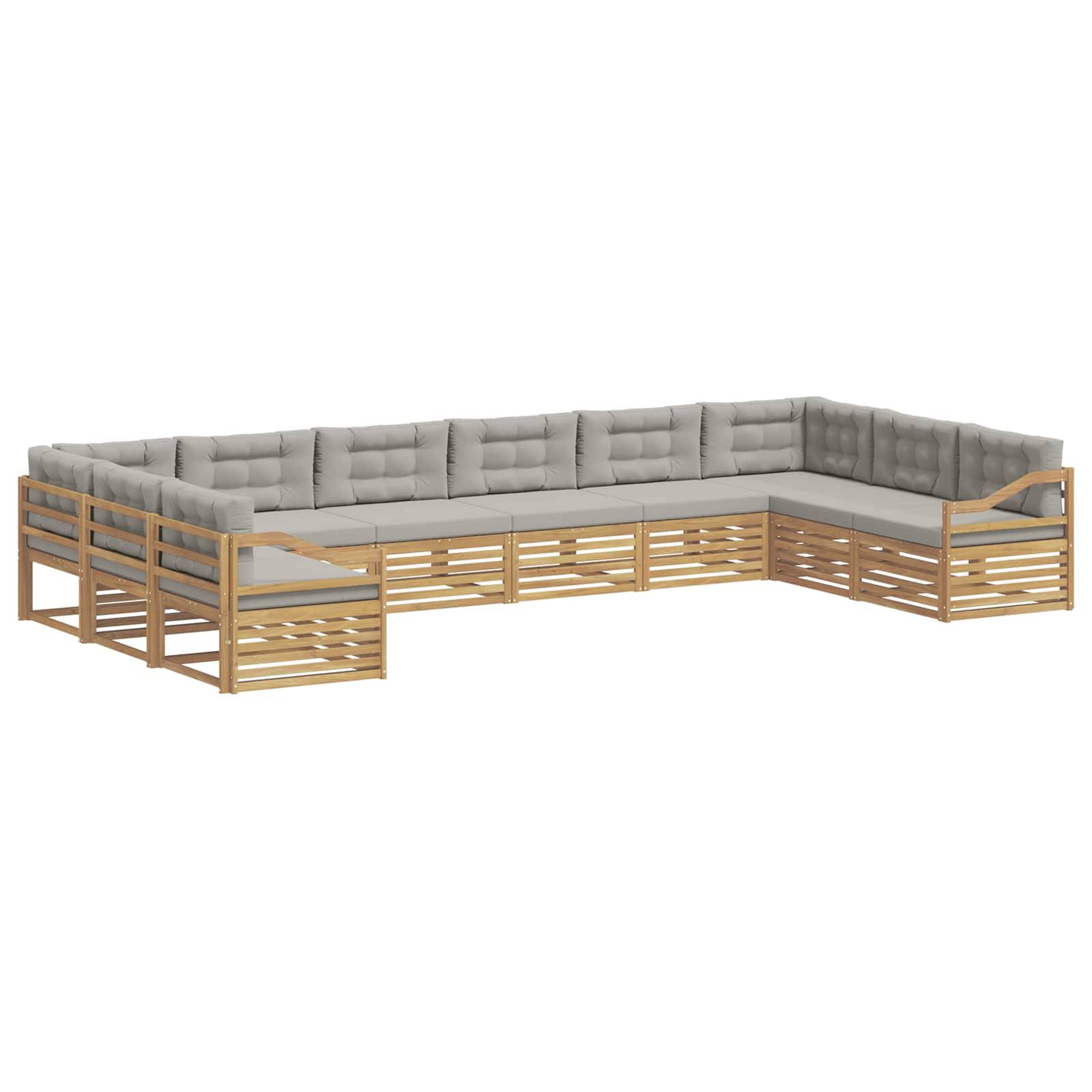L-förmiges Outdoor-Ecksofa mit grauen Kissen, Holzlattenrahmen und niedriger Beistelltischen an beiden Enden.