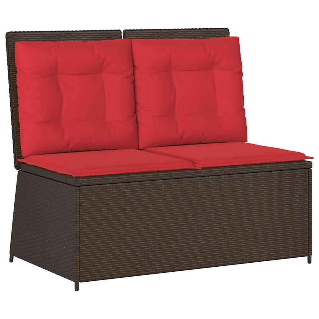 Braune Rattan-Gartentruhe mit rotem gepolstertem Rücken und Sitz für zwei Personen.