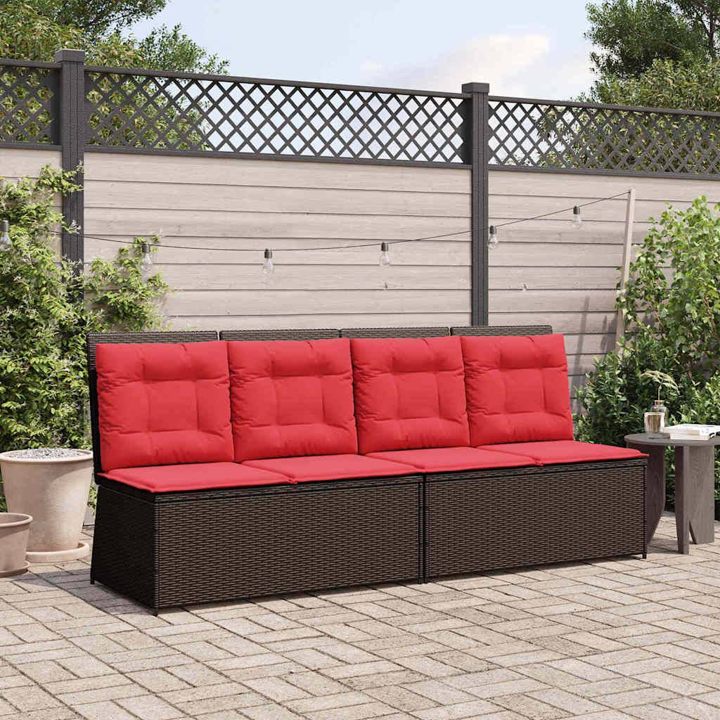 Outdoor-Veranda mit einem dunkelbraunen Korbsofa mit drei Sitzplätzen und leuchtend roten Kissen, daneben ein kleiner Beistelltisch und ein Gartenzaun.