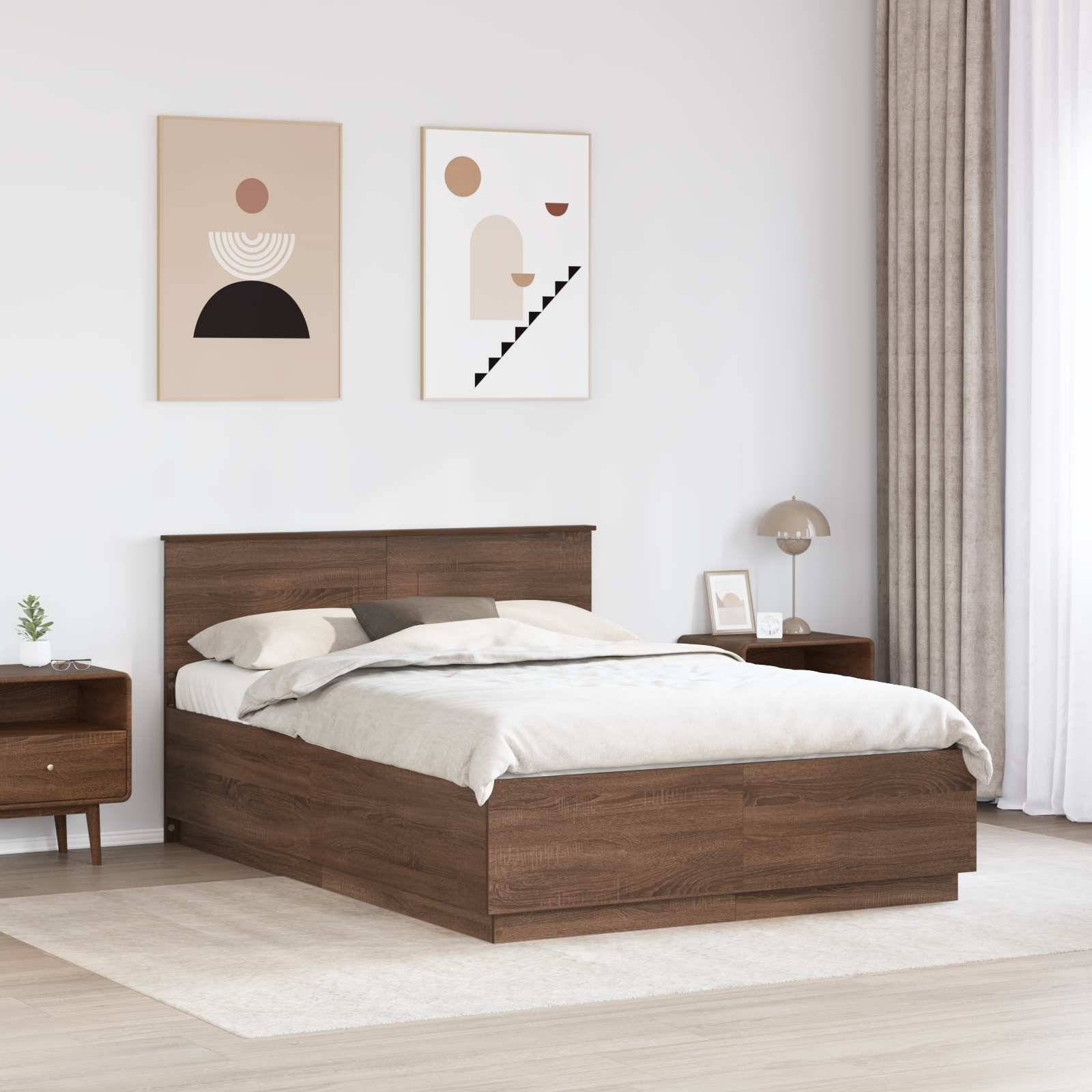 Modernes Schlafzimmer mit einem Bett aus dunklem Holz, weißer Bettwäsche, passenden Nachttischen, abstrakter Wandkunst und leichten Vorhängen in einem hellen, minimalistischen Raum.