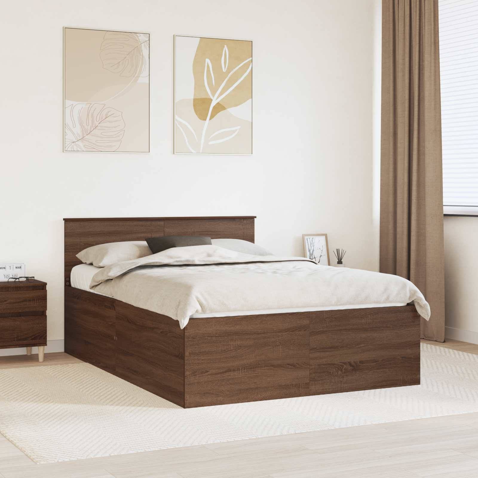 Minimales Schlafzimmer mit einem dunklen Holzbett, weißer Bettwäsche, Nachttisch, Blatt-Wandkunst und hohen Vorhängen an einem hellen Fenster.