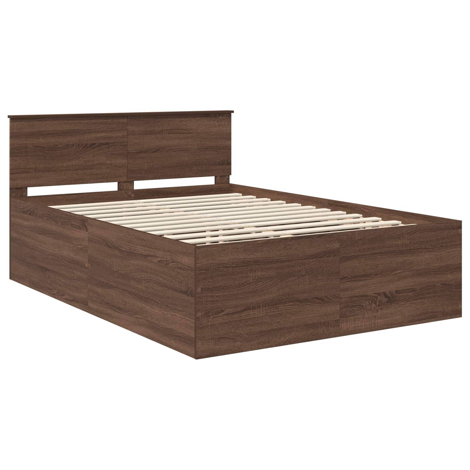 Holzbett mit Kopfteil und Lattenrost, auf weißem Hintergrund dargestellt.