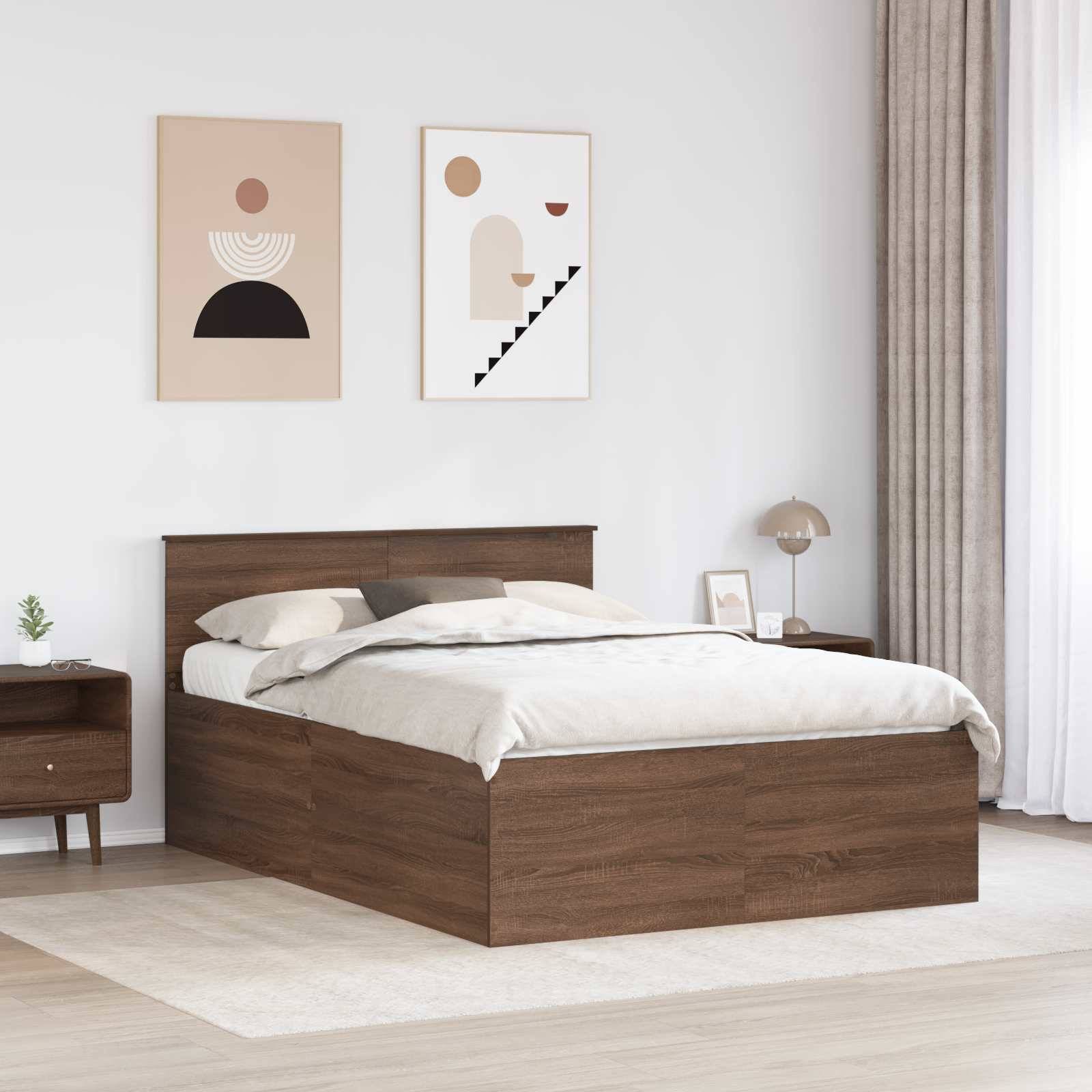Modernes Schlafzimmer mit einem Bett aus dunklem Holz, weißer Bettwäsche, zwei abstrakten Wanddrucken, einem Nachttisch und raumhohen Vorhängen.