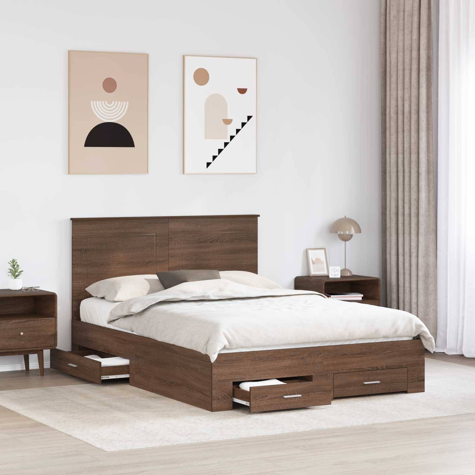 Modernes Schlafzimmer mit Holzbett, passenden Nachttischen, beigem Teppich, Vorhängen und abstrakter Wandkunst in einem minimalistischen Interieur.