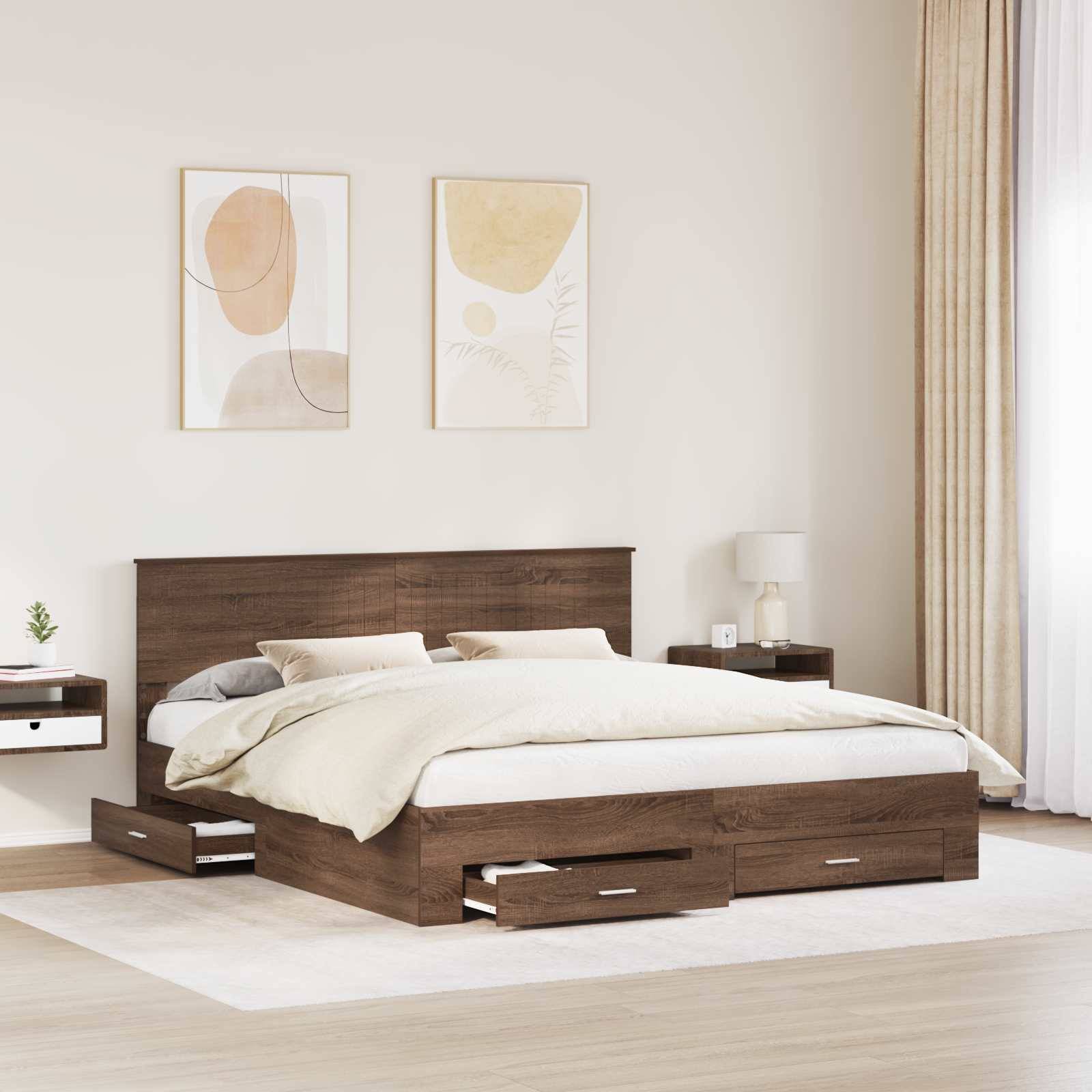 Minimalistisches Schlafzimmer mit einem dunklen Holzbett, weißer Bettwäsche, zwei abstrakten Wanddrucken, Nachttischen, Lampe und bodenlangen Vorhängen.