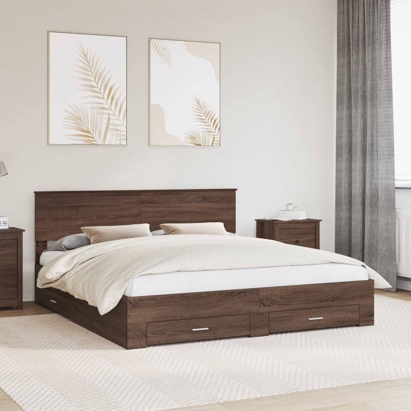 Modernes Schlafzimmer mit einem dunklen Holz-Plattformbett, cremefarbener Bettwäsche, passenden Nachttischen, gerahmter Wandkunst und einem großen Fenster mit Vorhängen.