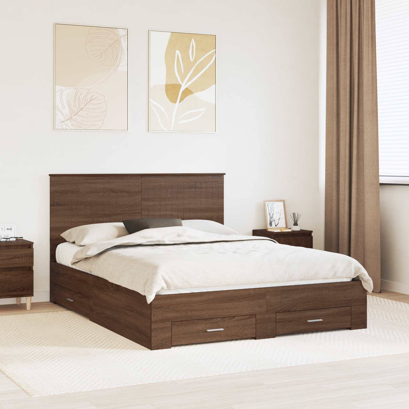 Modernes Schlafzimmer mit einem Bett aus dunklem Holz, weißer Bettwäsche, passenden Nachttischen, Blatt-Wandkunst und beigen Vorhängen in einem minimalistischen Zimmer.
