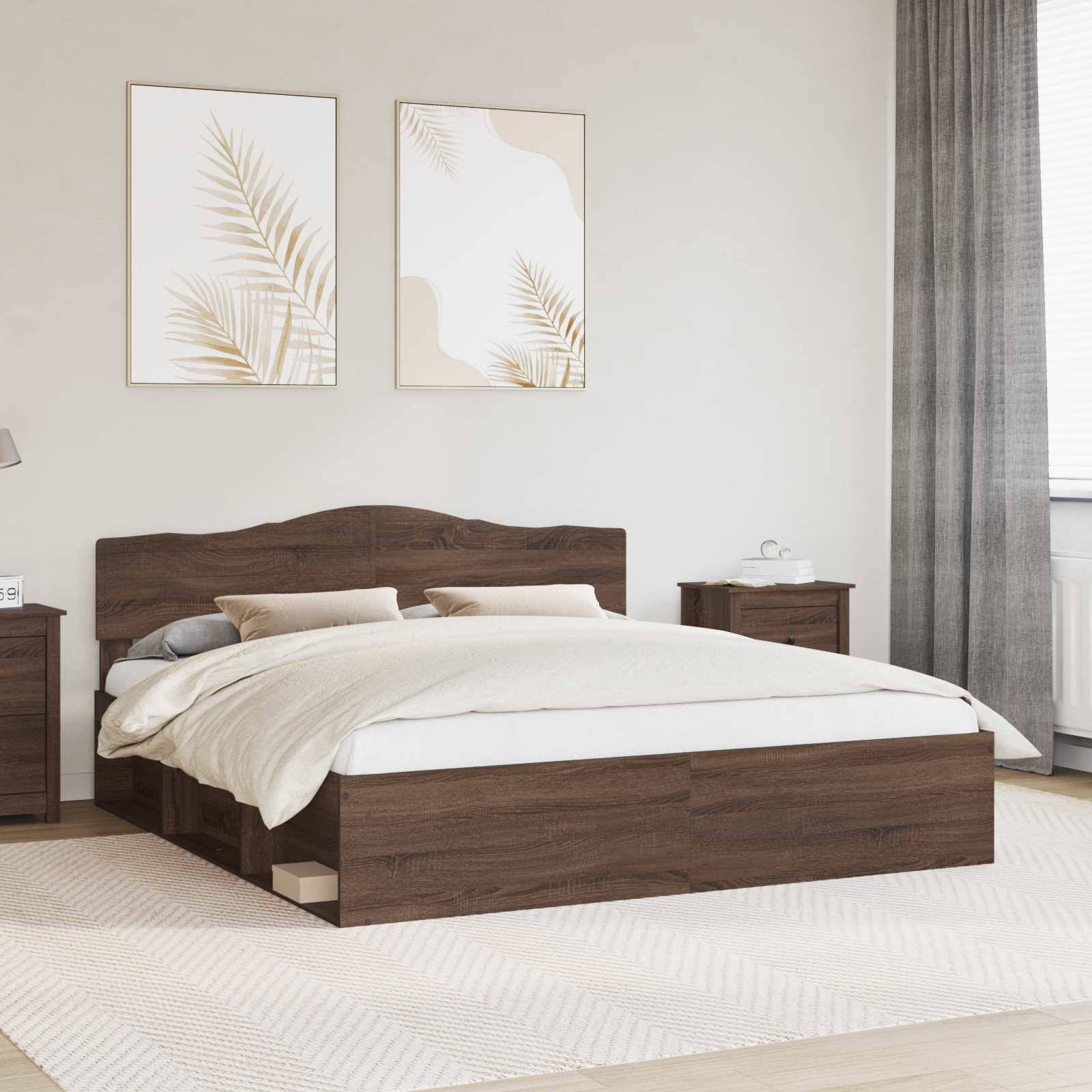 Modernes Schlafzimmer mit einem Bett aus dunklem Holz, weißer Bettwäsche, passenden Nachttischen und zwei gerahmten botanischen Drucken über dem Kopfende.