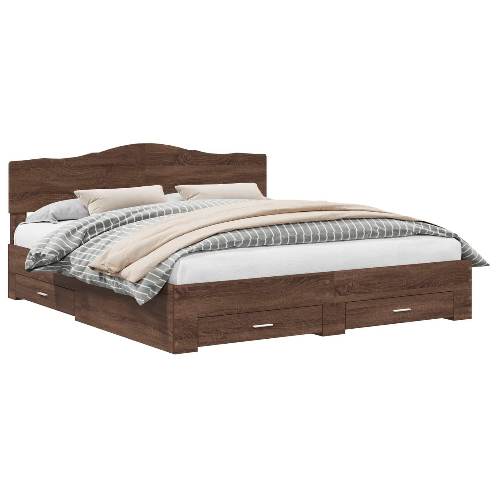 Holzrahmen für ein Queensize-Bett mit Kopfteil, Fußteil und integrierten Schubladen zur Aufbewahrung, gezeigt mit Matratze und Bettwäsche auf weißem Hintergrund.
