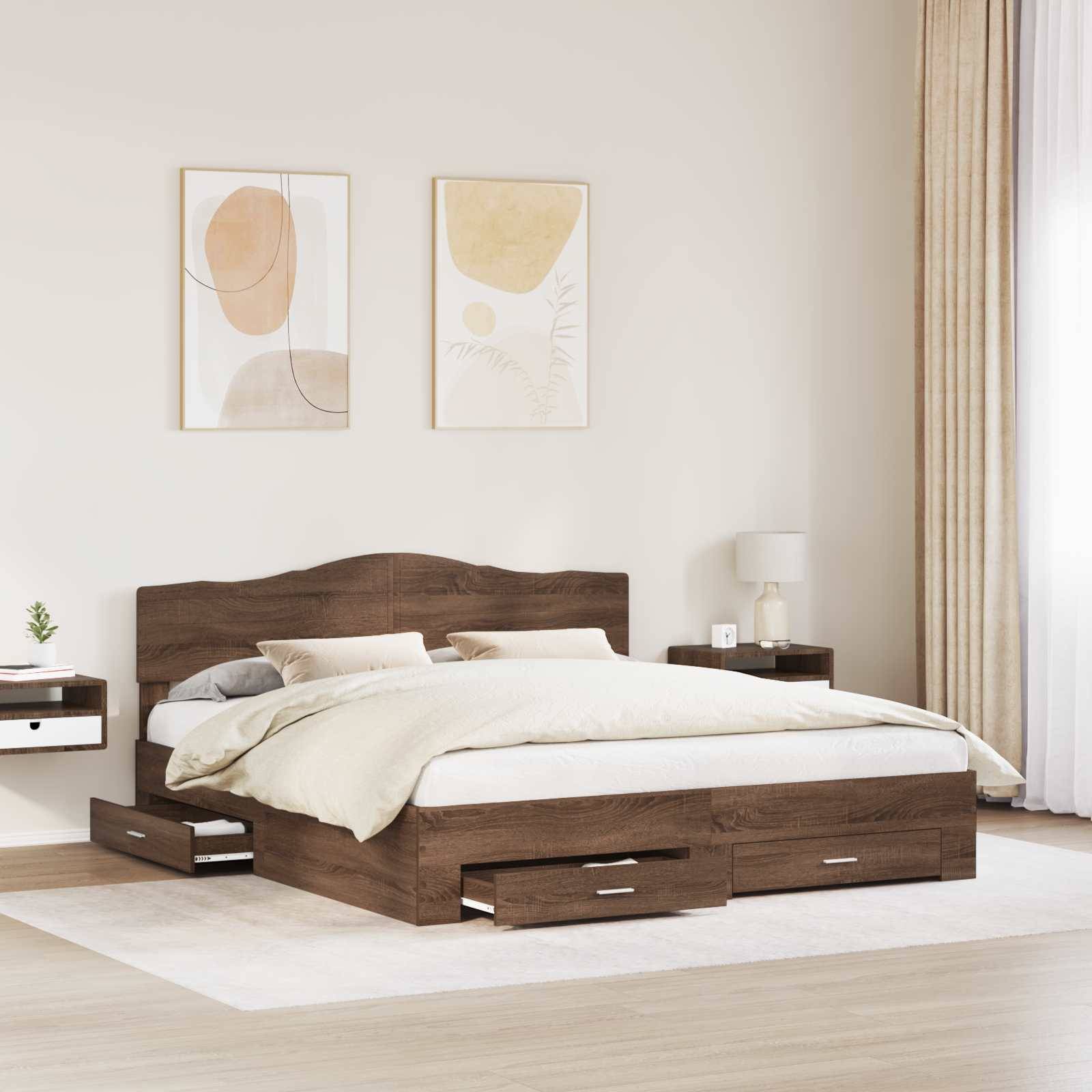 Modernes Schlafzimmer mit einem Holzbett, cremefarbener Bettwäsche, Nachttischen, abstrakter Wandkunst und weichem Naturlicht von einem Fenster mit Vorhängen.
