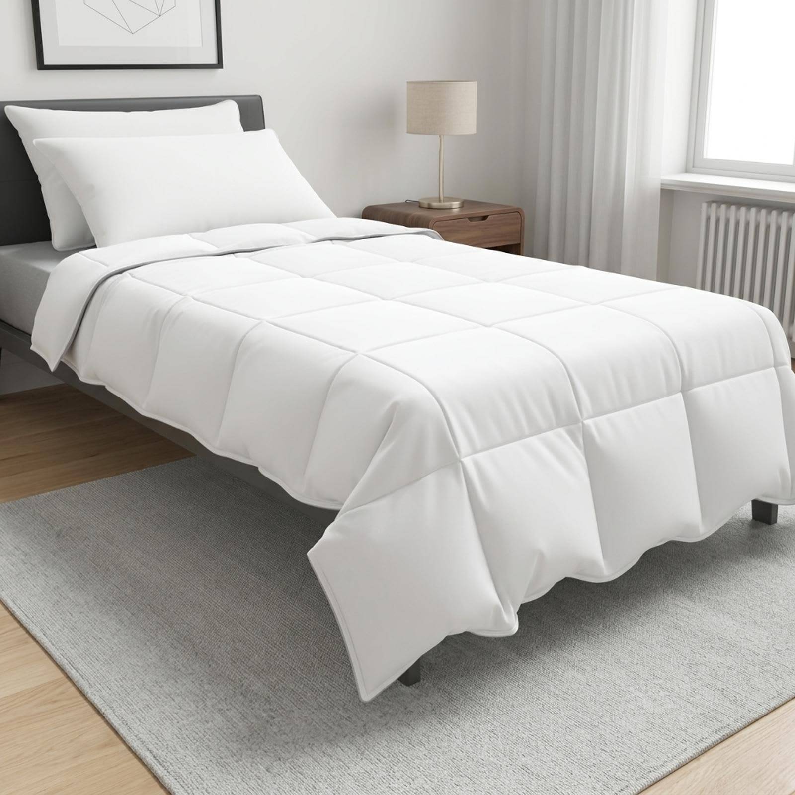 Ordentlich gemachtes Bett mit weißer Bettwäsche in einem minimalistischen Schlafzimmer, neben einem Nachttisch, einer Lampe und einem Fenster.