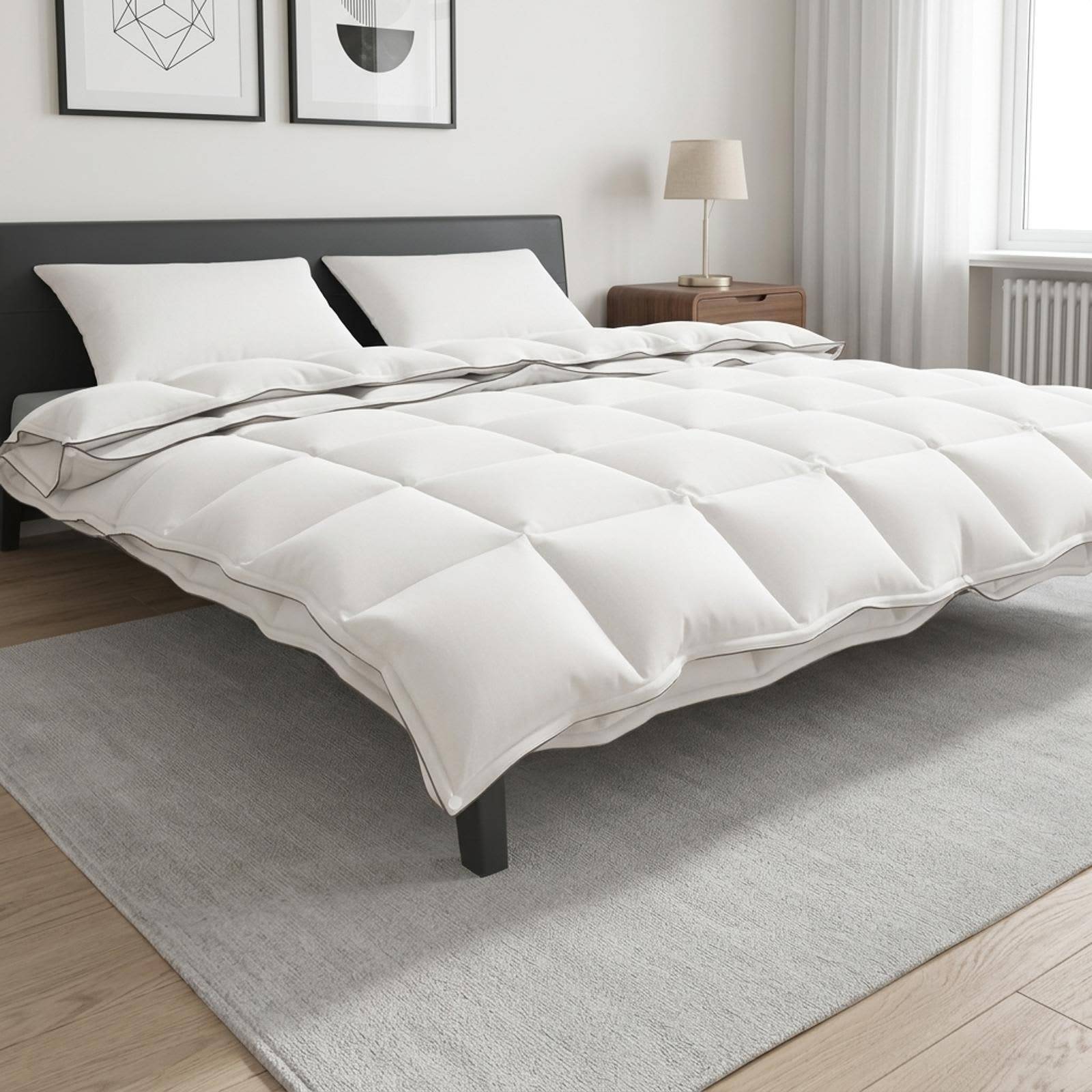 Weiß gesteppte Steppdecke auf einem Bett in einem minimalistischen Schlafzimmer mit Kissen, Nachttisch, Lampe und Wandkunst.