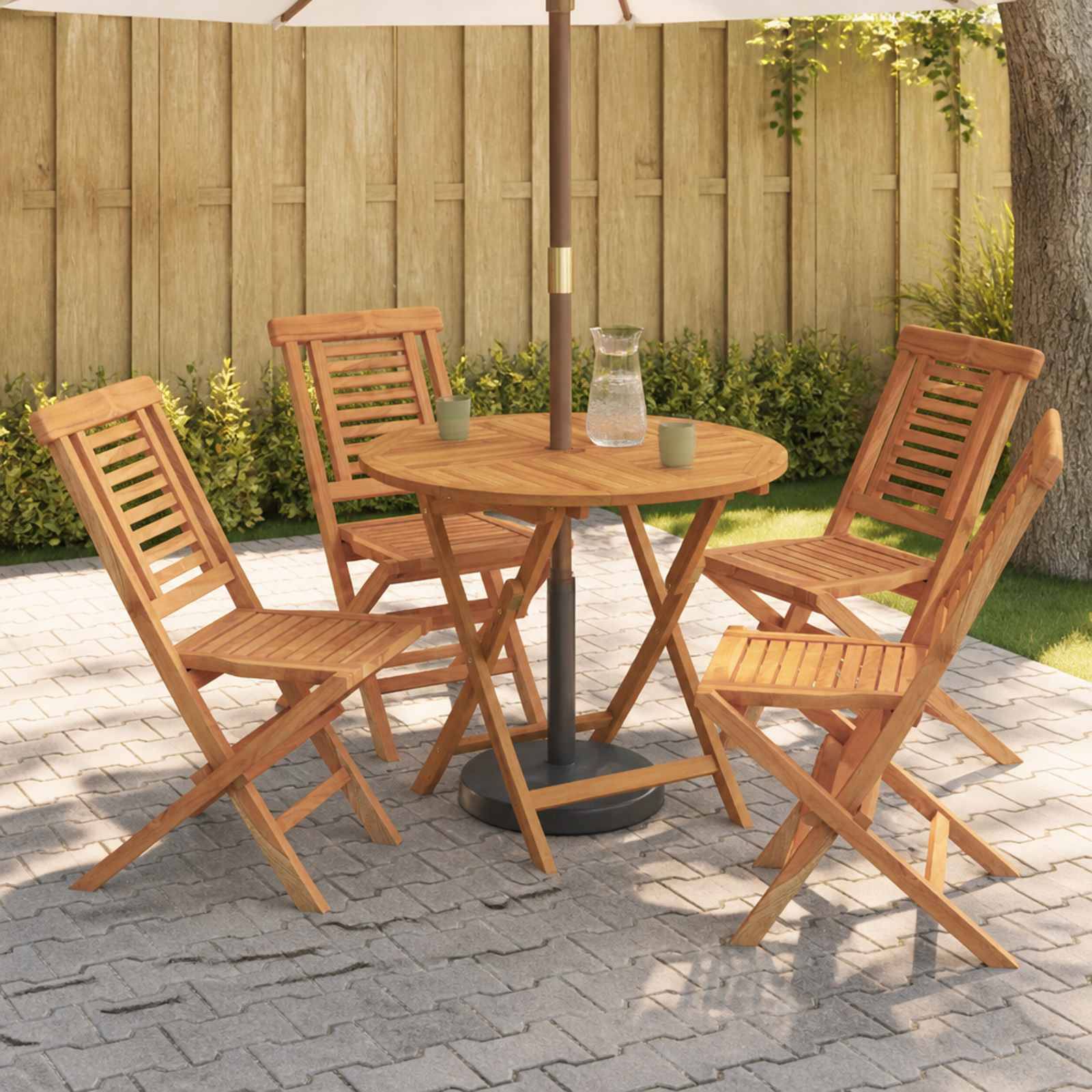 Gartenmöbel-Set im Freien mit vier Holzklappstühlen um einen runden Holztisch auf einer gepflasterten Terrasse