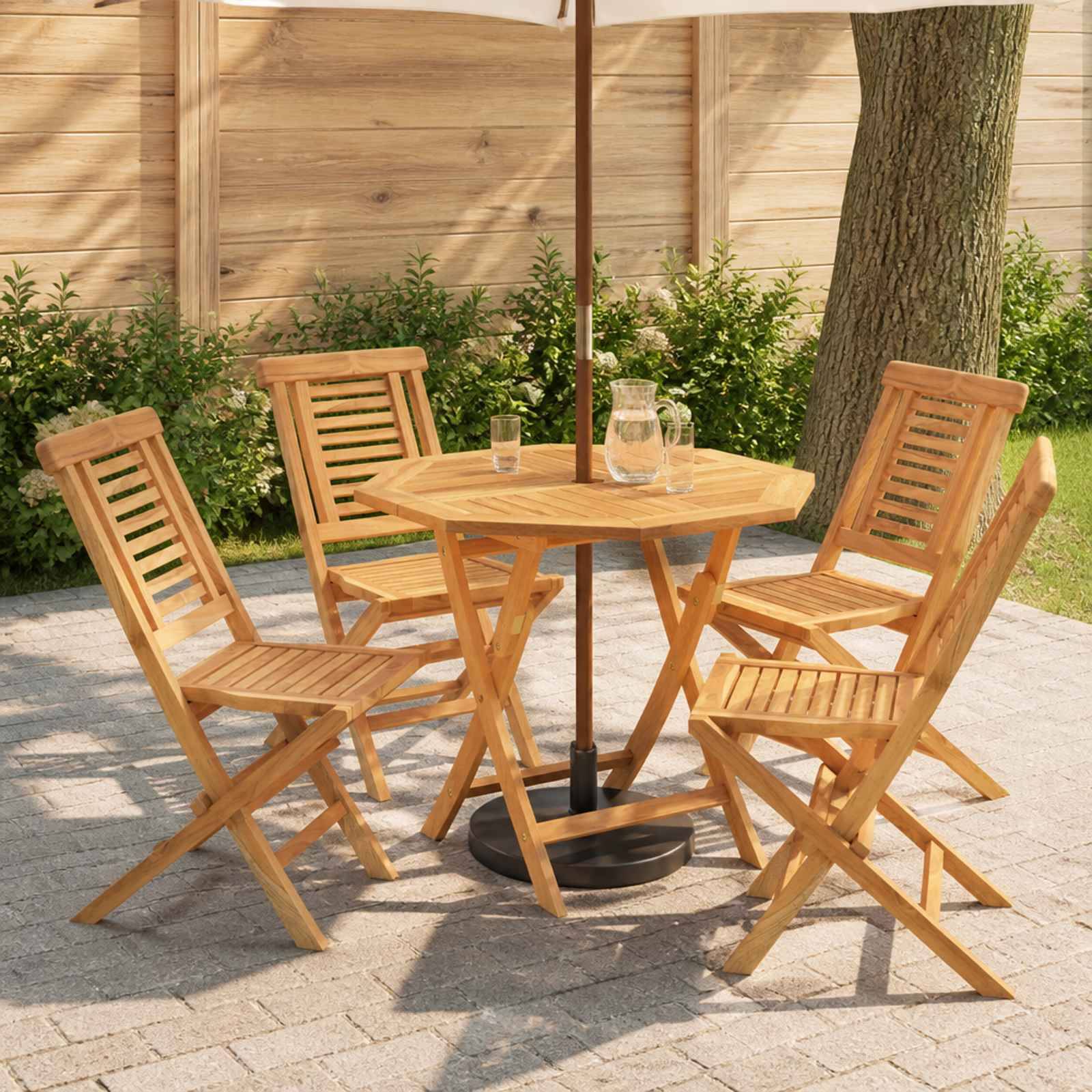 Outdoor-Holzpatio-Set mit vier Klappstuehlen um einen runden Tisch unter einem zentralen Schirmstaender.
